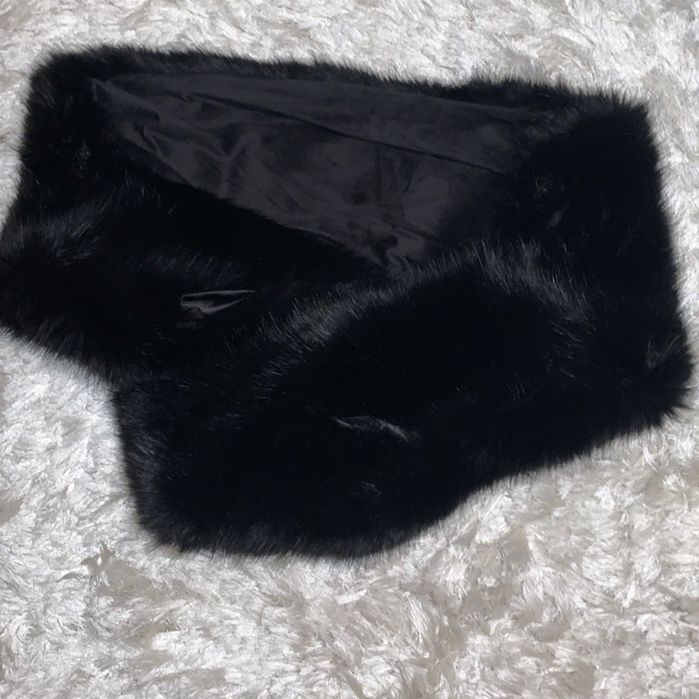 Faux fur wrap with discrete pockets for hands